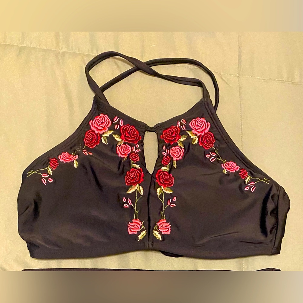 Xhilaration Embroidered Floral Swimsuit Top Size M